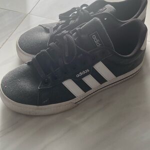 Selling my gently used Adidas Sneakers size 7 in men’s so size 9 women’s.